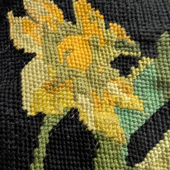 Vintage handcrafted textile art, featuring exquisite Floral hand embroidery - Picture 12 of 14